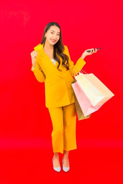Retrato Hermosa Joven Asiática Mujer Con Montón Bolsa Compras Tarjeta —  Fotos de Stock