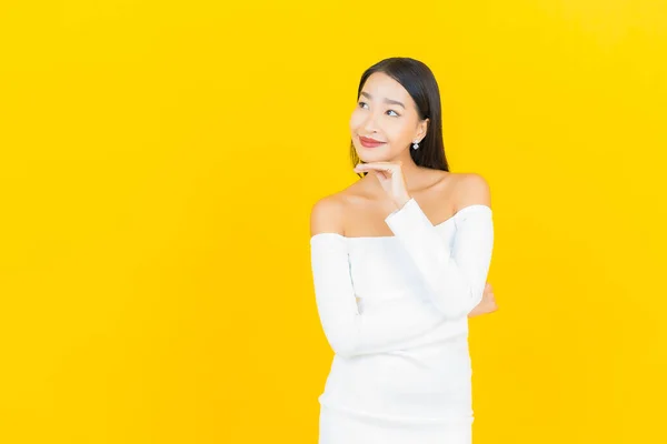Portre Güzel Genç Kadını Gülümseyen Eylem Sarı Arka Planlı Asyalı — Stok fotoğraf