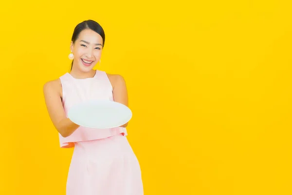 Πορτρέτο Όμορφη Νεαρή Ασιατική Γυναίκα Χαμόγελο Άδειο Πιάτο Πιάτο Κίτρινο — Φωτογραφία Αρχείου