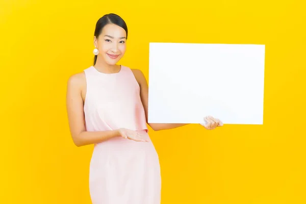 Portret Mooie Jonge Aziatische Vrouw Met Lege Witte Billboard Gele — Stockfoto