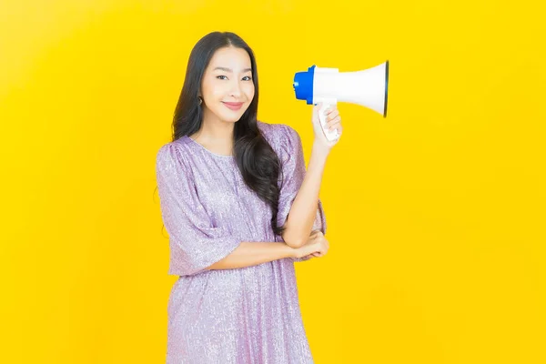 Portret Mooie Jonge Aziatische Vrouw Glimlach Met Megafoon Kleur Achtergrond — Stockfoto