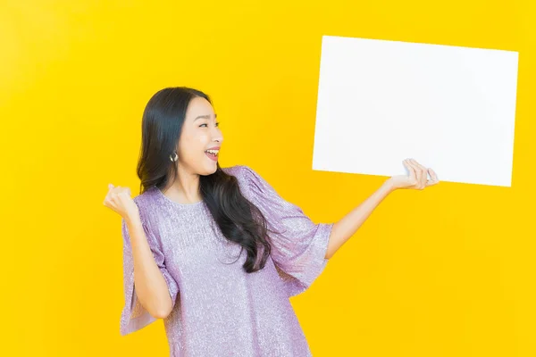 Portret Mooie Jonge Aziatische Vrouw Met Lege Witte Billboard Kleur — Stockfoto