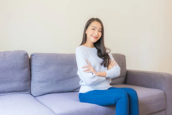 Porträtt Vacker Ung Asiatisk Kvinna Koppla Leende Soffan Vardagsrummet — Stockfoto