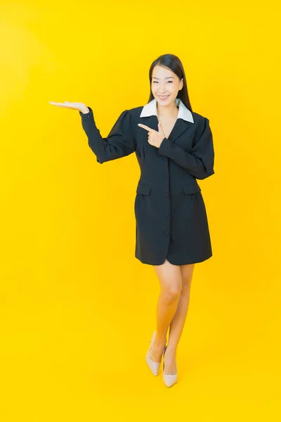 Retrato Hermosa Joven Asiática Mujer Sonrisa Con Acción Color Fondo —  Fotos de Stock