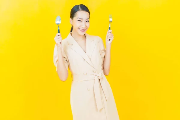 Retrato Hermosa Joven Asiática Mujer Sonrisa Con Cuchara Tenedor Color — Foto de Stock