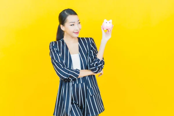 Porträt Schöne Junge Asiatische Frau Mit Sparschwein Auf Farbigem Hintergrund — Stockfoto