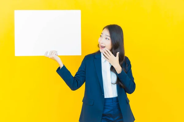 亚洲年轻貌美的女子 背景是空白的白色广告牌 — 图库照片