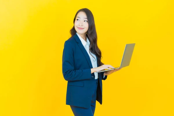 Retrato Bonito Jovem Asiático Mulher Sorriso Com Computador Laptop Isolado — Fotografia de Stock