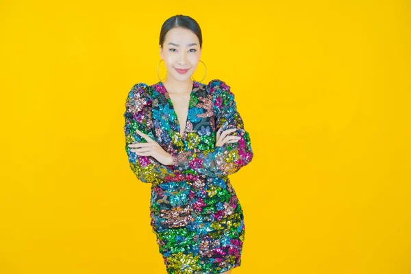 Retrato Hermosa Joven Asiática Mujer Sonrisa Con Acción Color Fondo —  Fotos de Stock