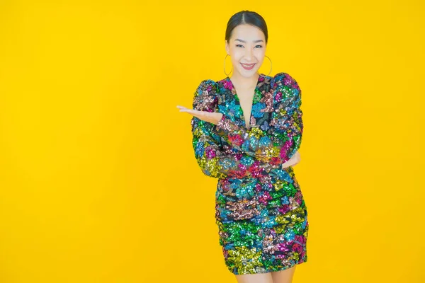 Πορτρέτο Όμορφη Νεαρή Ασιατική Γυναίκα Χαμόγελο Δράση Στο Φόντο Χρώμα — Φωτογραφία Αρχείου