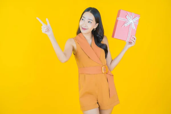 Retrato Bonito Jovem Asiático Mulher Sorriso Com Caixa Presente Vermelho — Fotografia de Stock