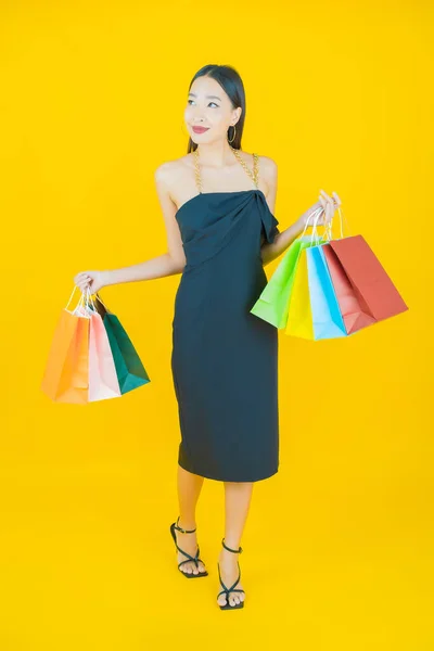 Porträtt Vacker Ung Asiatisk Kvinna Leende Med Shoppingväska Färg Bakgrund — Stockfoto