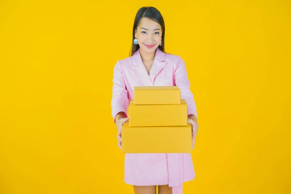Portret Pięknej Młodej Azjatyckiej Kobiety Pudełkiem Gotowy Wysyłki Tle Koloru — Zdjęcie stockowe