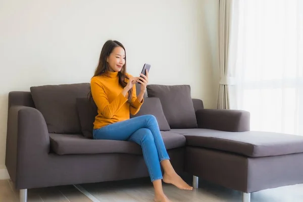 Porträt Junge Asiatin Mit Smartphone Auf Sofa Mit Kissen Wohnzimmer — Stockfoto