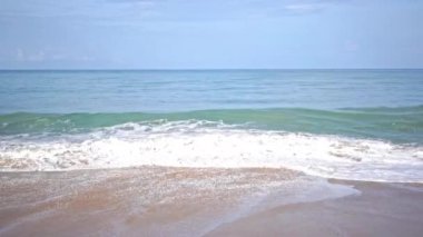 Güzel dalgalı denizin sakin görüntüleri.
