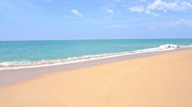 Güzel dalgalı denizin sakin görüntüleri.