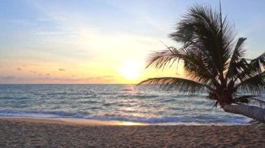 Güzel dalgalı denizin sakin görüntüleri.