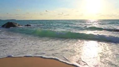 Güzel dalgalı denizin sakin görüntüleri.
