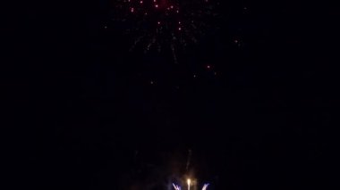 Gece gökyüzünde patlayan havai fişeklerin yakın çekim görüntüleri.