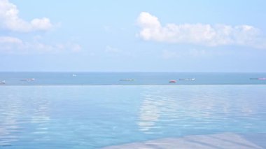 Güzel dalgalı denizin sakin görüntüleri.
