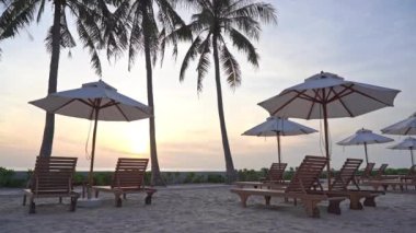 Güzel dalgalı denizin sakin görüntüleri.