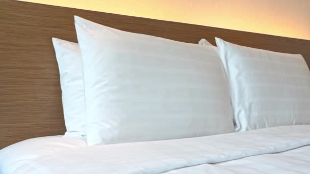漂亮的豪华酒店卧室室内装饰 — 图库视频影像