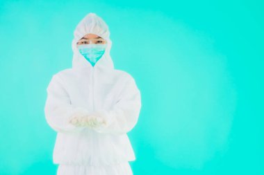 Güzel, genç Asyalı doktor kadın portre. Koronavirüsten ya da mavi arka planda kovid19 'dan korunmak için ppe ya da kişisel koruyucu ekipman takıyor.