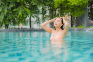 Güzel bir Asyalı kadın portresi. Rahatlayın. Rahatınıza bakın.