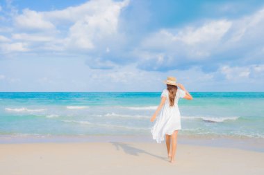 Güzel bir Asyalı kadının portresi. Rahatlayın. Gülümseyin.