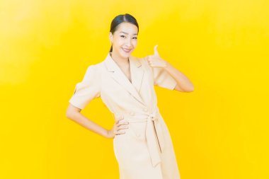 Portre güzel Asyalı kadın gülümsüyor. Renkli arka planda hareket var.