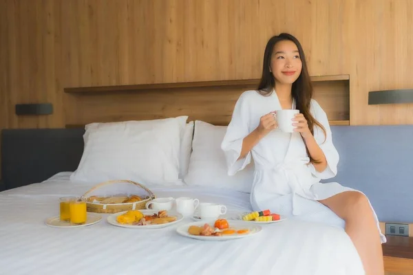 아름다운 아시아 여성이 침실에서 식사를 하면서 — 스톡 사진