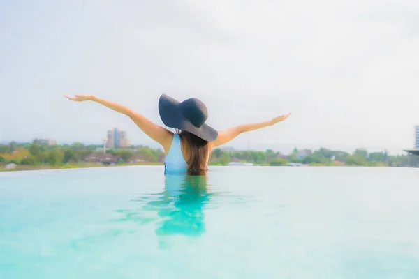 Portrait Belle Jeune Femme Asiatique Sourire Heureux Détendre Autour Piscine — Photo