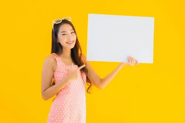 Πορτρέτο Όμορφη Νεαρή Ασιατική Γυναίκα Δείχνουν Άδειο Λευκό Πινακίδα Για — Φωτογραφία Αρχείου