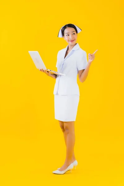 Πορτρέτο Όμορφη Νεαρή Ασιατική Γυναίκα Thai Νοσοκόμα Φορητό Υπολογιστή Κίτρινο — Φωτογραφία Αρχείου