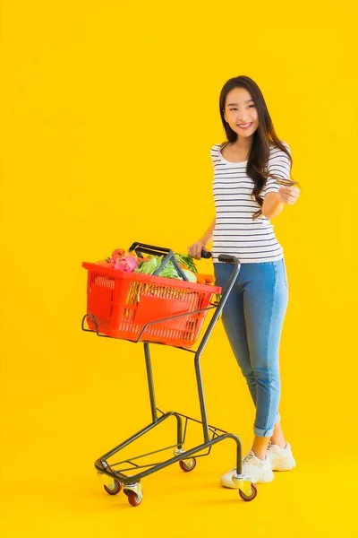 Retrato Hermosa Joven Asiática Mujer Con Cesta Compra Carrito Supermercado — Foto de Stock