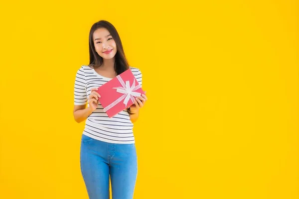 Retrato Bonito Jovem Asiático Mulher Mostrar Vermelho Dom Caixa Amarelo — Fotografia de Stock