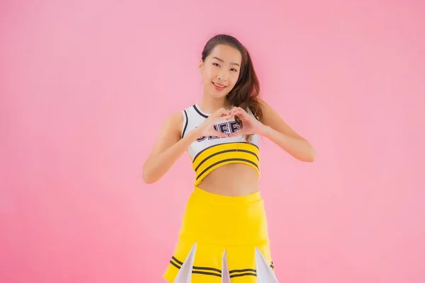 Porträt Schöne Junge Asiatische Frau Cheerleader Auf Rosa Isolierten Hintergrund — Stockfoto