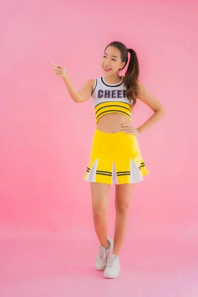 Porträt Schöne Junge Asiatische Frau Cheerleader Auf Rosa Isolierten Hintergrund — Stockfoto