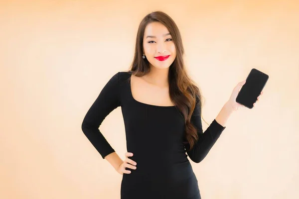 아름다운 아시아 여성의 웃음을 초상화는 컬러로 배경에서 스마트폰을 행복하게 — 스톡 사진