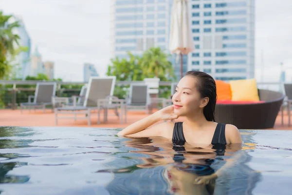 Retrato Hermosa Joven Mujer Asiática Ocio Relajarse Sonrisa Alrededor Piscina — Foto de Stock