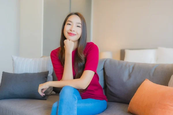 Portrait Belle Jeune Femme Asiatique Détendre Sourire Sur Canapé Dans — Photo