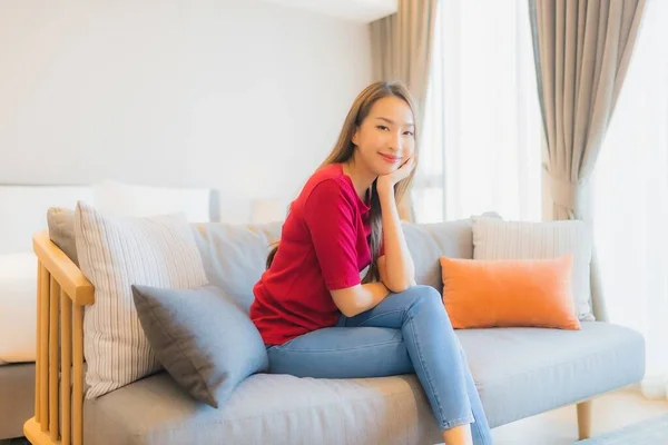 Portret Piękna Młoda Azjatycka Kobieta Relaks Uśmiech Kanapie Salonie Sypialni — Zdjęcie stockowe