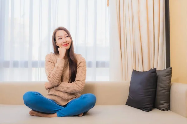 Retrato Bonito Jovem Asiático Mulher Relaxar Sorriso Feliz Sofá Decoração — Fotografia de Stock