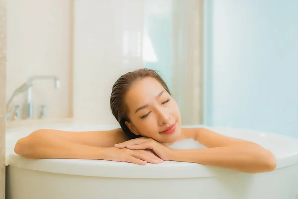 Güzel Bir Asyalı Kadının Portresi Rahatlayın Banyo Içlerindeki Küvette Gülümseyin — Stok fotoğraf