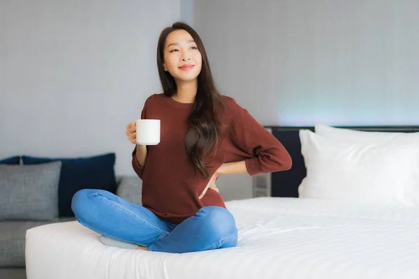 Πορτρέτο Όμορφη Νεαρή Ασιατική Γυναίκα Φλιτζάνι Καφέ Στο Κρεβάτι Στο — Φωτογραφία Αρχείου