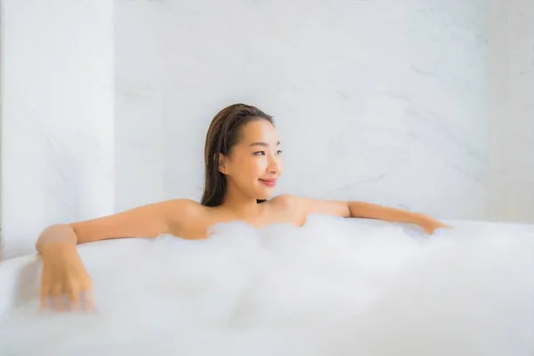 Retrato Bonito Jovem Asiático Mulher Relaxar Desfrutar Banheira Banheiro Interior — Fotografia de Stock