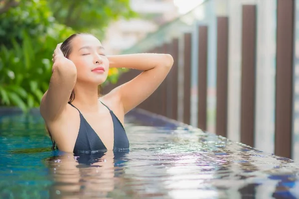 美しい若いアジアの女性の笑顔は休暇のためにホテルのリゾートでプールの周りのレジャーをリラックス — ストック写真
