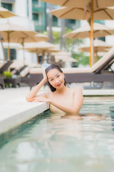 Güzel Bir Asyalı Kadın Portresi Rahatlayın Yüzme Havuzu Etrafında Gülümseyin — Stok fotoğraf