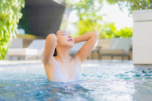 Porträtt Vacker Ung Asiatisk Kvinna Leende Koppla Fritid Runt Poolen — Stockfoto