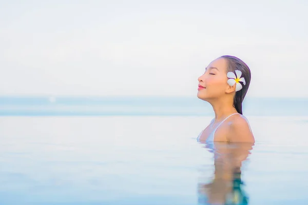 Retrato Bonito Jovem Asiático Mulher Relaxar Sorriso Redor Piscina Livre — Fotografia de Stock